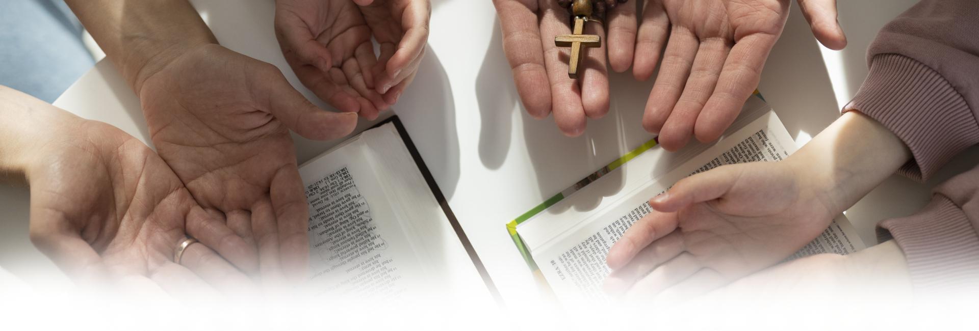 Mains jointes sur une Bible