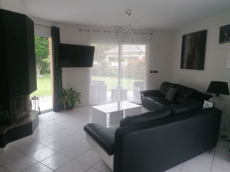 Salon lumineux d'une maison proposée sur BonProprio