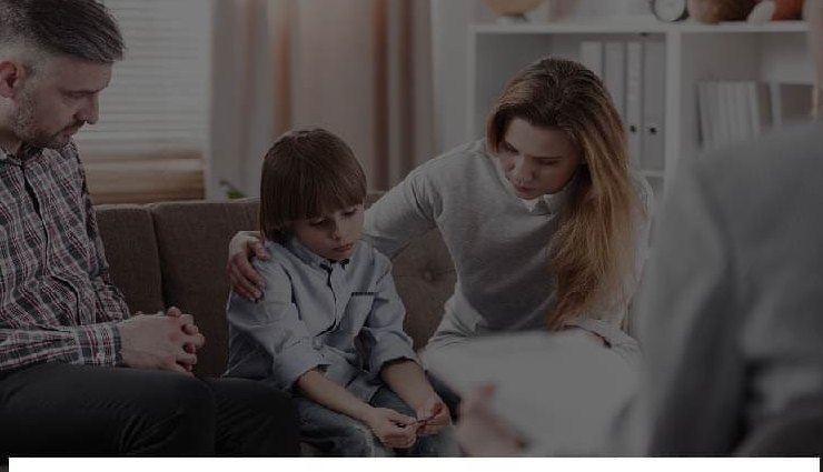 Parents et enfant en consultation