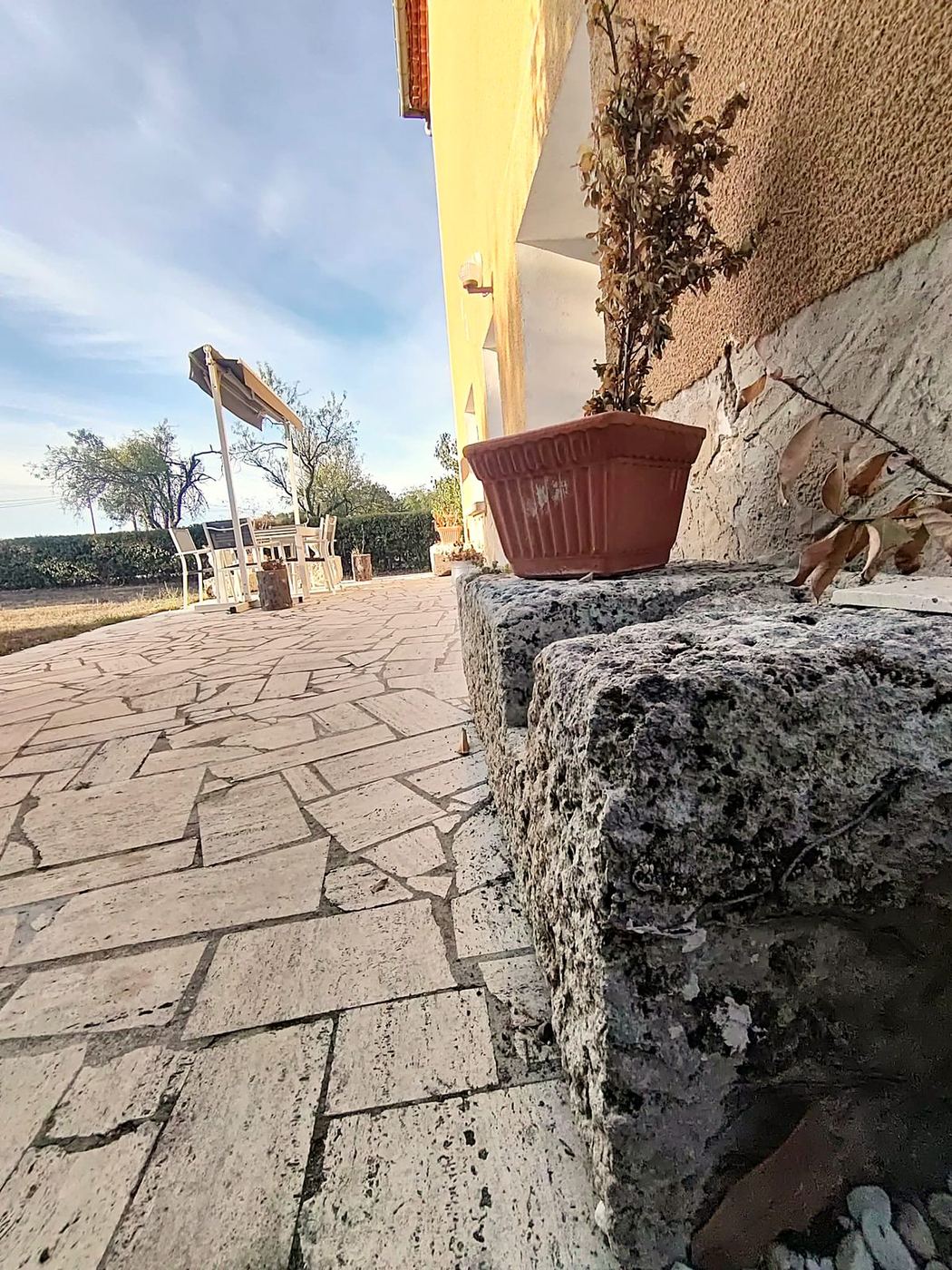 La terrasse dallée – Oh Manoir de Fimarcon, Lagarde-Fimarcon (Gers)