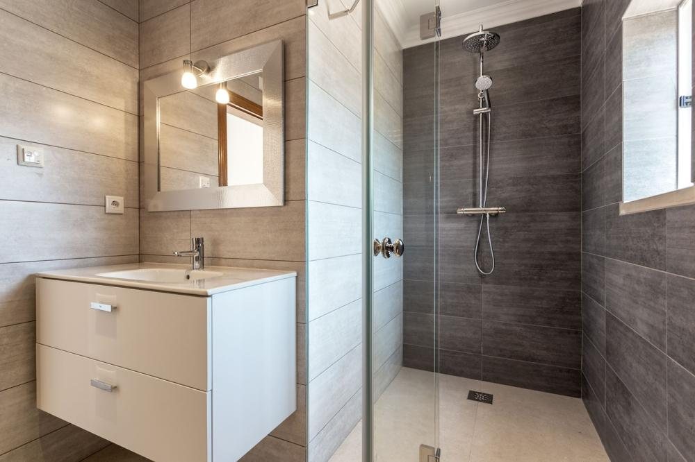 Salle de bains rénovée avec douche à l’italienne