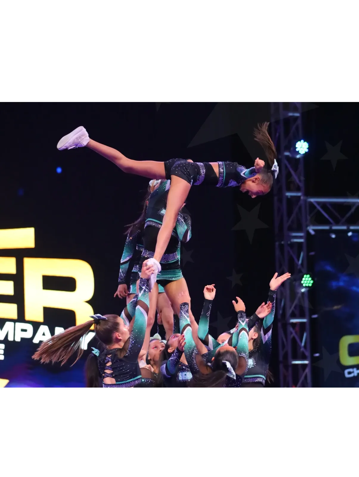 Stunt de cheerleading en competencia