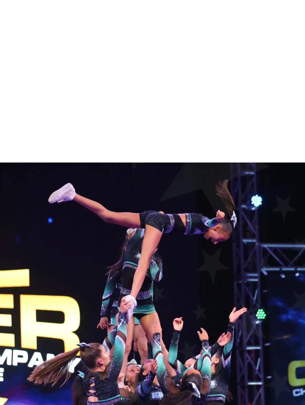 Flyer de cheerleading en el aire