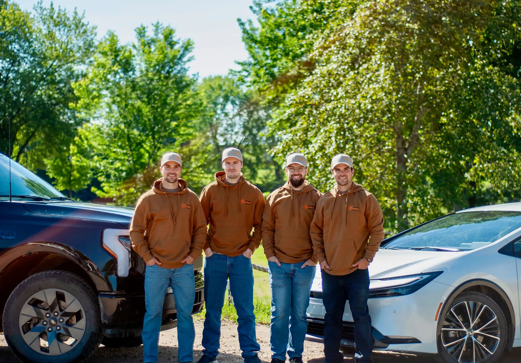 L’équipe de Solutions Énergie Pontiac et ses véhicules